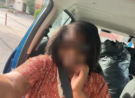 Ela, 28